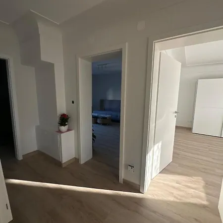 Apartment Newly Renovated With Balcony *